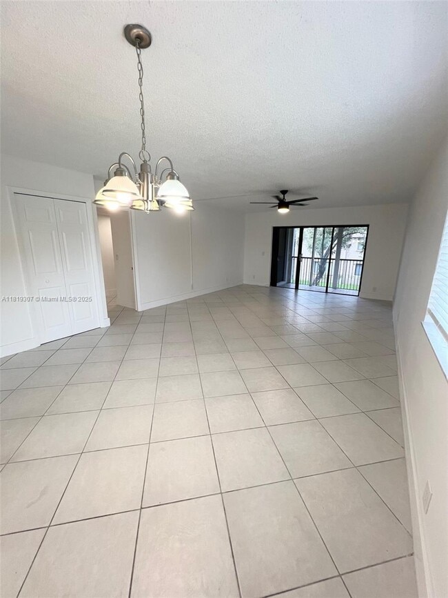 Building Photo - 304 Racquet Club Rd