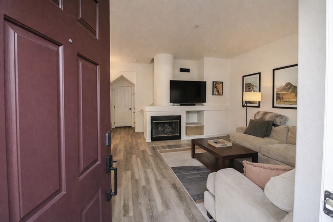 Building Photo - Beautiful 3 Bed, 2.5 Bath Townhome with A/C and 2-Car Garage