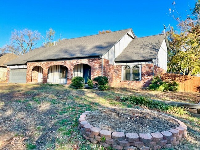 Foto del edificio - Step into this inviting, sunlit home where space and comfort blend seamlessly