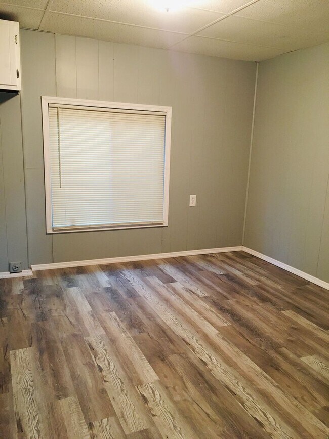 112 1/2 Lee St Unit 112 1/2 Lee Street Apt C, Belpre, OH 45714 Room