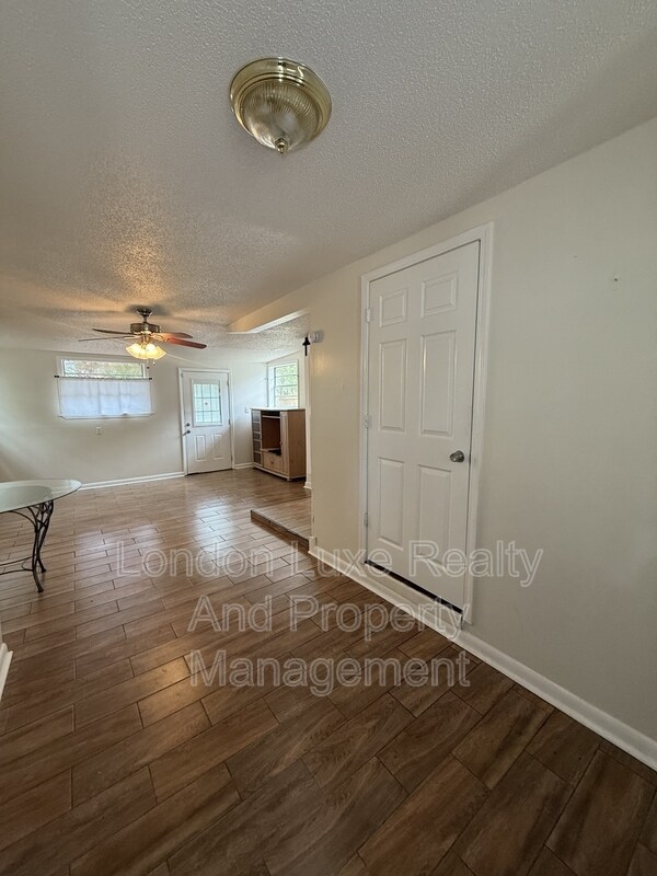 Building Photo - 909 La Marche Dr