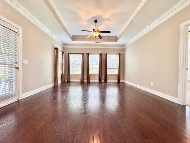 Building Photo - 3 Bedroom, 3 Bathroom Home w/ 2 Car Garage and Fence Backyard