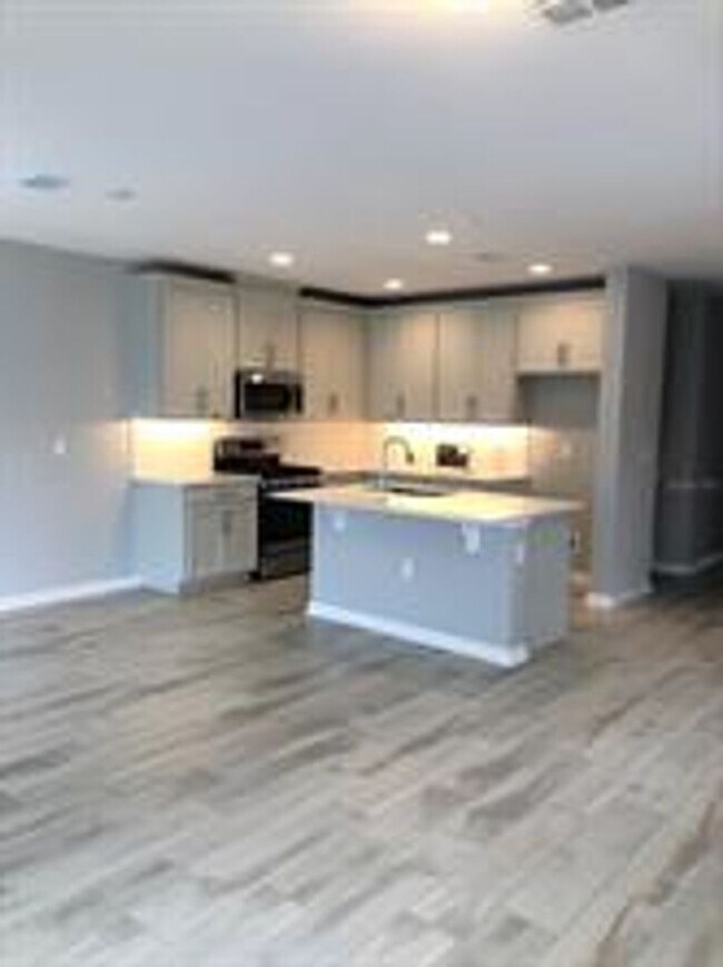 Building Photo - 4 Bedroom / 3 Bath End-Unit Townhome in the Towns at White Cedar!
