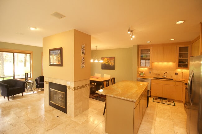 Building Photo - Furnished Seasonal Rental Through April 20...