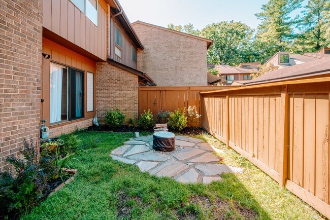 Foto del edificio - Spacious 5-Bedroom End-Unit Townhome in Reston with 3 Finished Levels, Renovated Kitchen & Fenced...