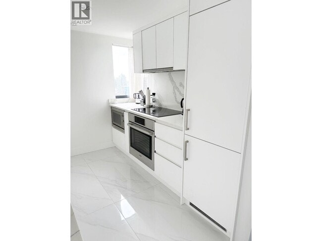 Building Photo - 1060 Alberni St