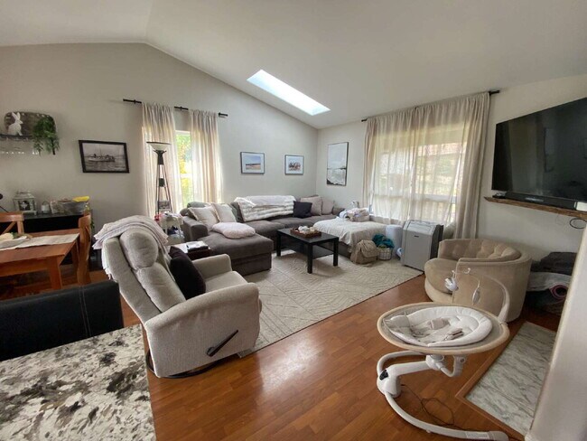 Foto del edificio - Spacious 4-bedroom with Panoramic Deck Nex...