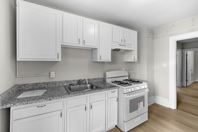Building Photo - 589 5th St