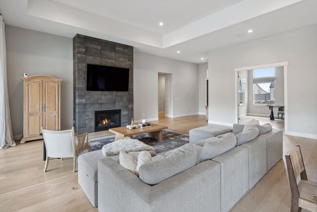 Foto del edificio - STUNNING AND MODERN Masterpiece!