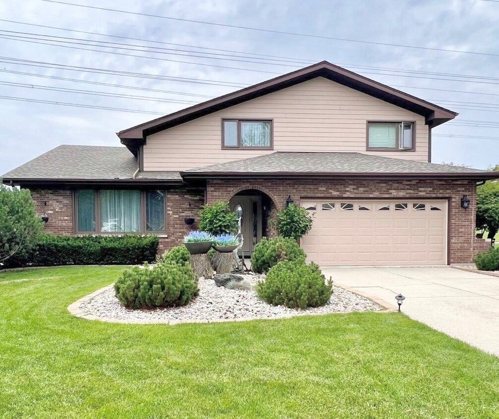 Primary Photo - 15706 Walnut Ct