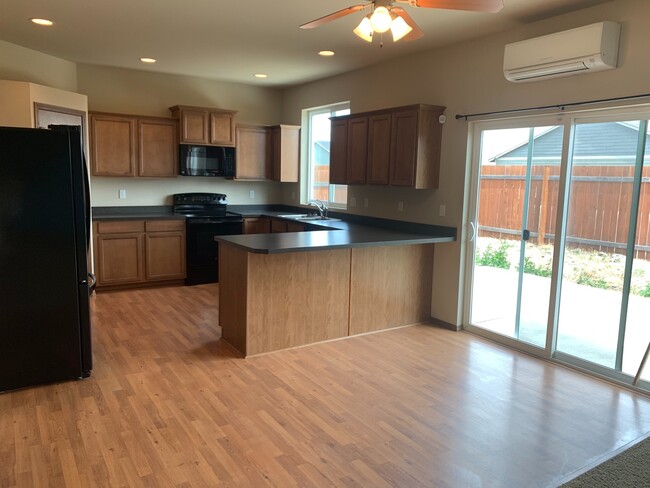 Building Photo - Large Home for Rent in Newer Neighborhood