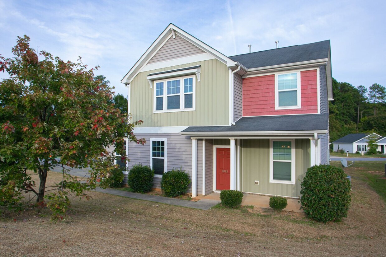 Foto principal - 2 Story Home Minutes from Downtown Raleigh!