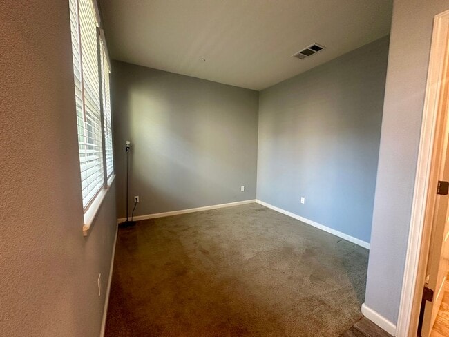 Building Photo - Lovley Blue 3 Bedroom Condo!