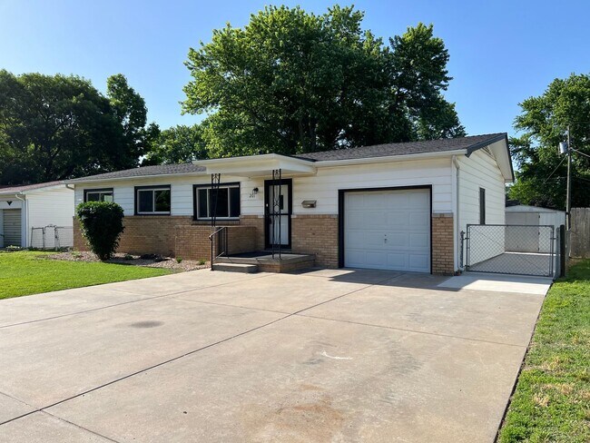 Foto del edificio - Newly Remodeled 3 Bed 1 Bath Home in Derby!!