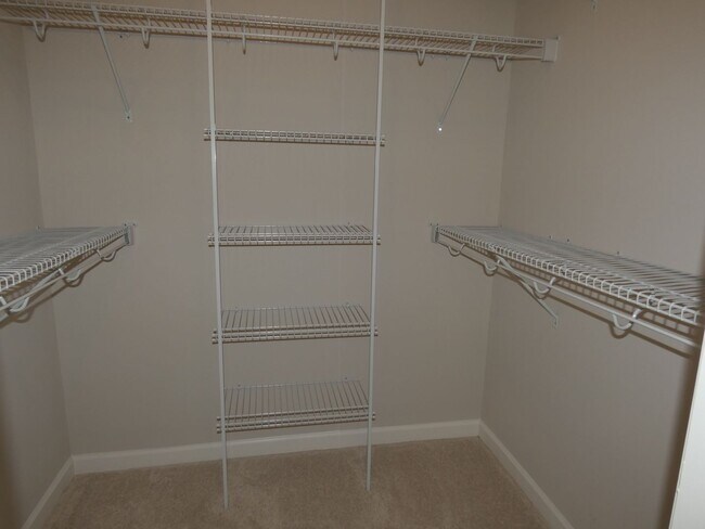 Foto del edificio - 3 Bedroom Home with First Floor Living