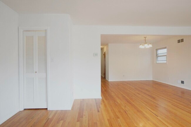 Building Photo - 502 Ave E