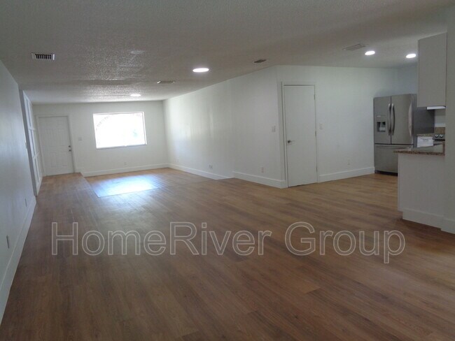 Foto del edificio - 665 NE 39th St