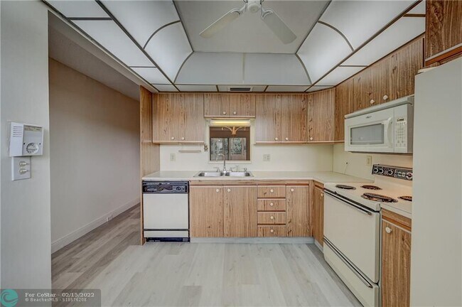 Building Photo - 2202 Lucaya Bend