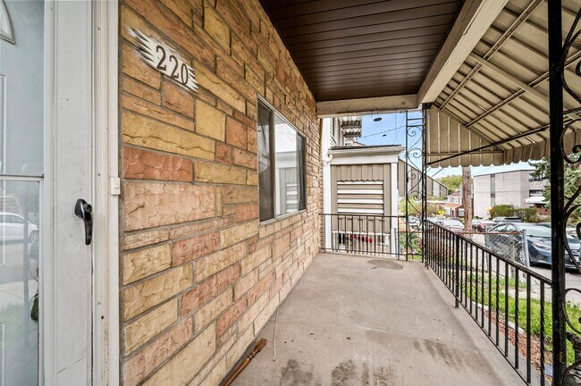 Building Photo - Large 4 bed 1 bath - Completely redone, la...