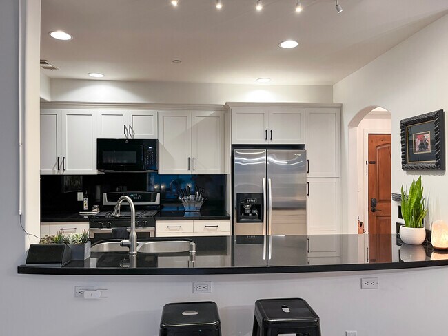 Foto del edificio - 5037 Rosewood Ave