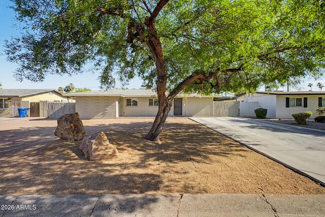 Building Photo - 515 E Vista Del Cerro Dr