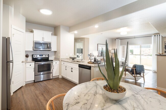 Cocina, comedor y sala de estar de concepto abierto - Herriman Towne Center