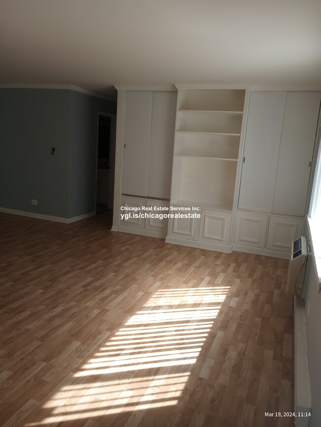 Building Photo - 3825 N Pine Grove Ave