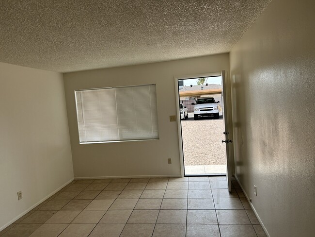Foto del edificio - 1315 W 5th St
