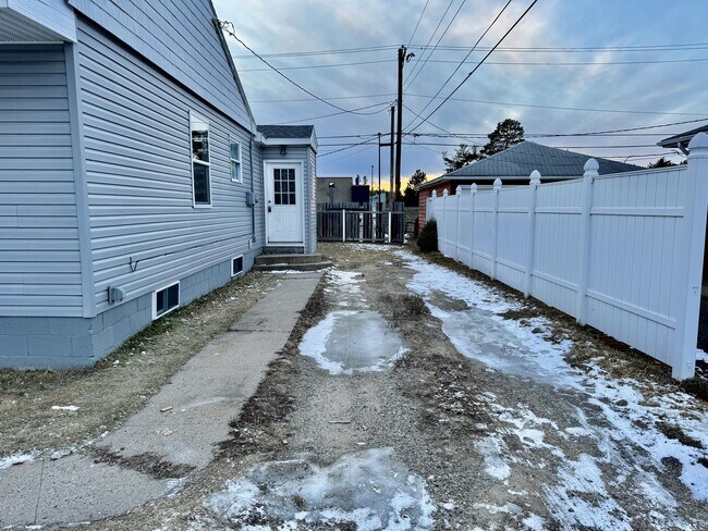 Foto del edificio - 903 Clover Ln