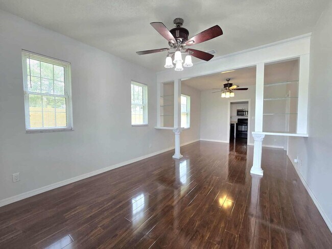 Building Photo - Charming 2-Bedroom Home with Bonus Room & ...