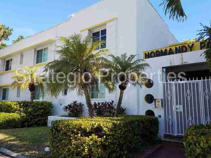 Primary Photo - 6941 Bay Dr