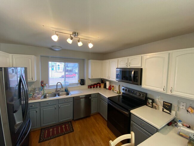 Foto del edificio - Nice 4 Bed 2 Bath Home Close to Ft Carson!!!