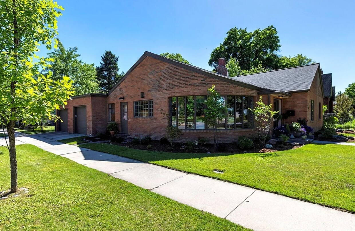 Foto principal - Gorgeous 1945 House across from UM