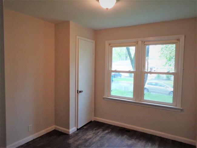 Building Photo - 1143 Roxton Dr
