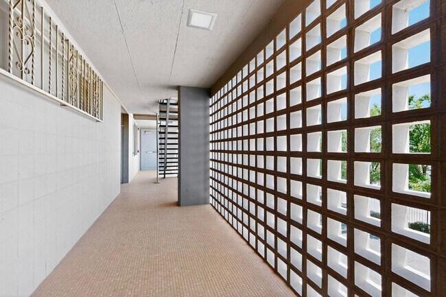 Building Photo - Art Deco Condo 1/BD 1/BA 1/CP space