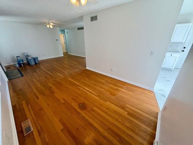 Building Photo - 118 Seattle Slew St