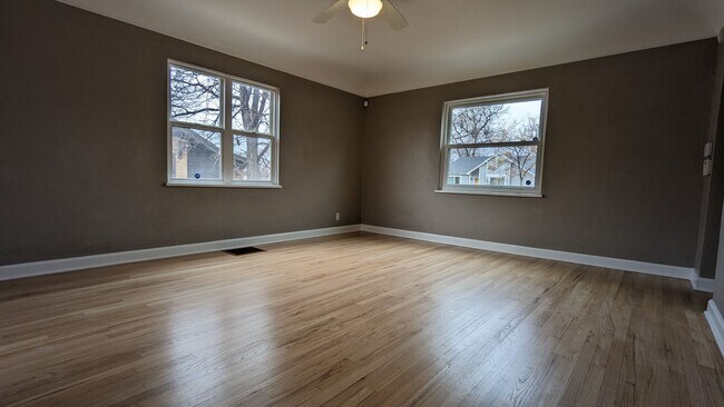 Foto del edificio - SUPER CUTE 2 or 3 BEDROOM HOME + GARAGE IN QUIET EDGEWATER NEIGHBORHOOD!