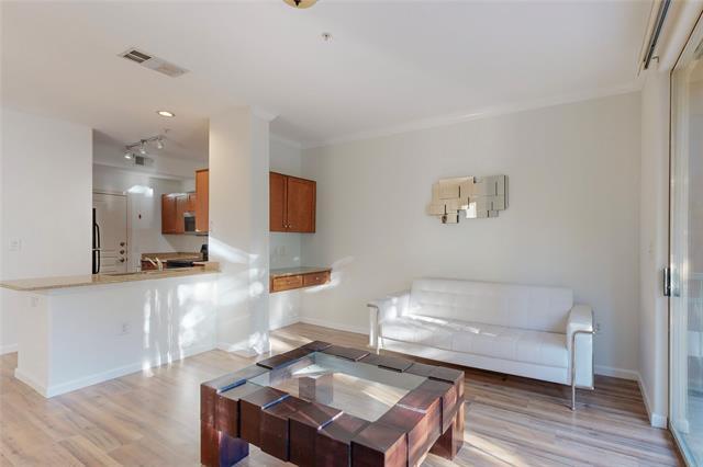 Foto del edificio - 330 Las Colinas Blvd E