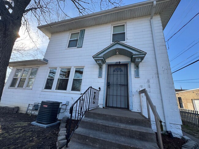 Foto del edificio - 3 bedroom 1 bath home with a sunroom in Davenport