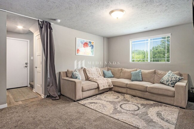 Building Photo - Turnbridge Split Entry Home!