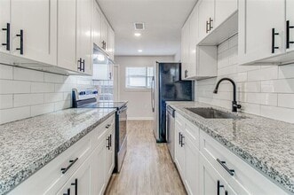 Building Photo - 822 N Throckmorton St