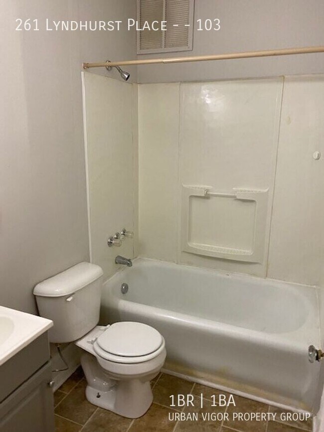 Foto del edificio - 261 Lyndhurst Pl