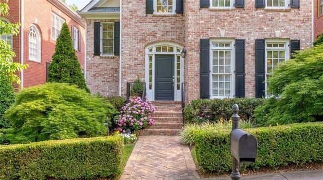 Building Photo - 704 Longleaf Dr NE