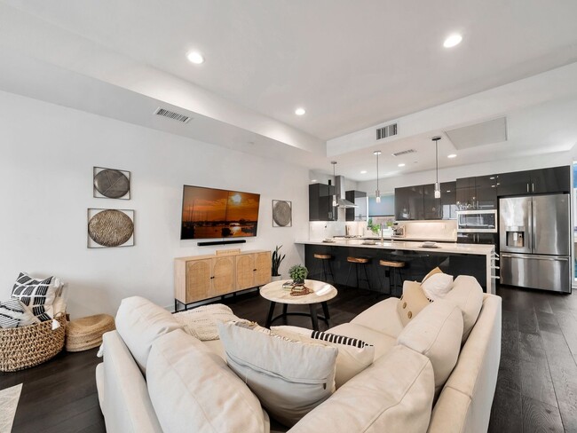 Building Photo - 3 Bedroom Single Family Home in Los Angeles