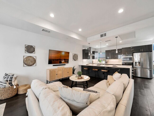 Foto del edificio - 3 Bedroom Single Family Home in Los Angeles