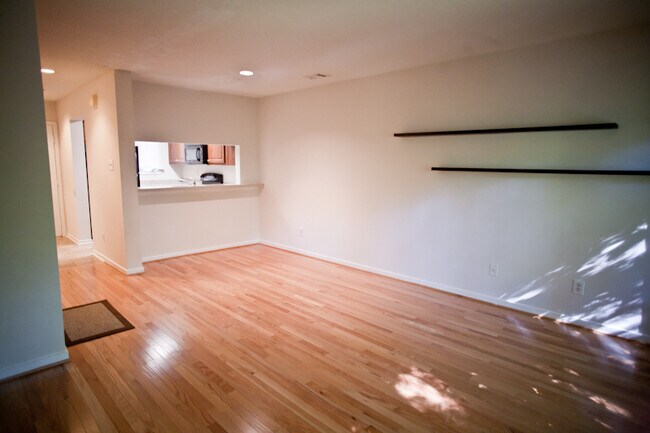 Foto del edificio - Renovated Townhouse-style Apartment Close ...