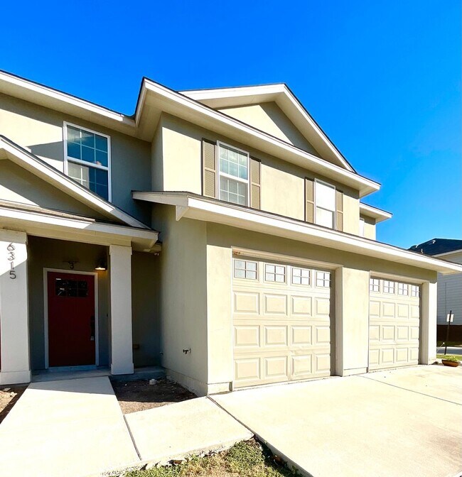 Foto del edificio - **APPLICATION RECEIVED** Three Bedroom Townhome in Prime Location! Close to New IKEA, I-35, Forum...