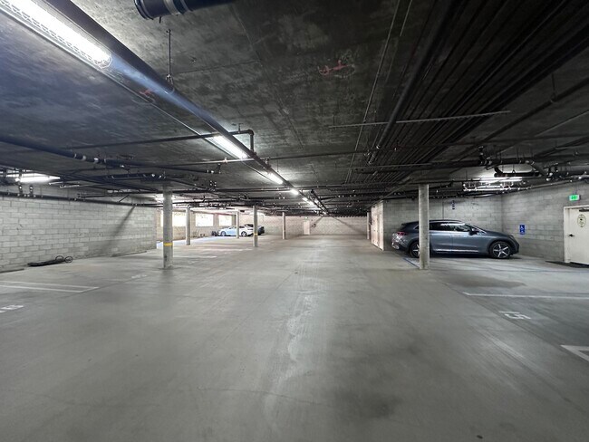 Garaje con acceso controlado - 4601 Coldwater Canyon Ave