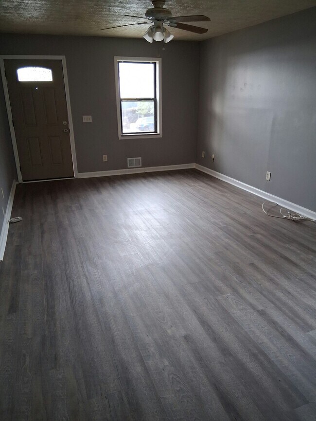 Building Photo - 1532 Rosewood Cir SE