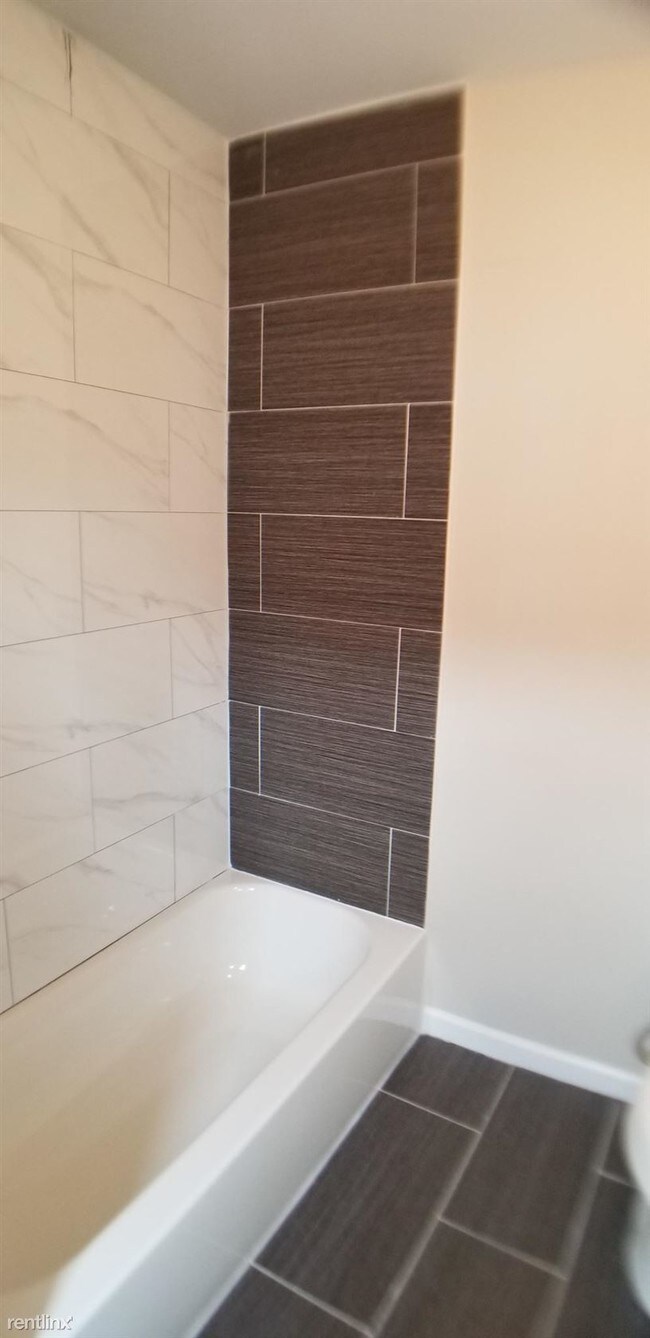 Building Photo - 3 br, 1 bath  - 464 Avon Ave Apt 3
